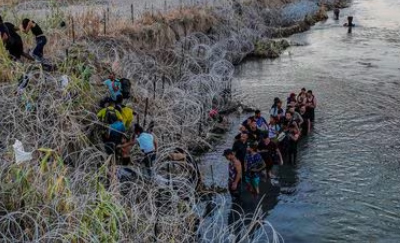 Agreden con balas de goma soldados texanos a migrantes