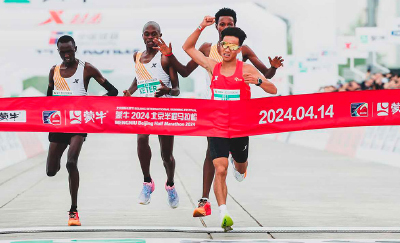 Hicieron trampa africanos en medio maratón; dejaron ganar a chino