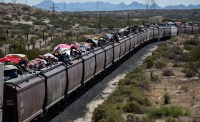 Arriba a Juárez grupo de inmigrantes bajo inclemente Sol y acoso oficial